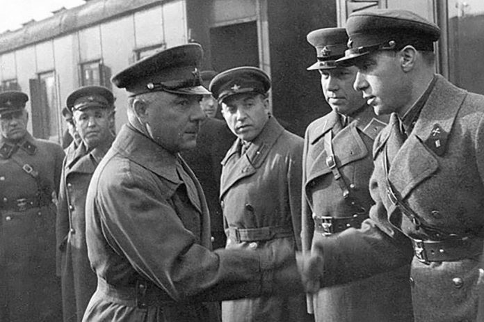 Народный комиссар обороны СССР Климент Ворошилов пожимает руку капитану Илье Старинову, 1937 г.