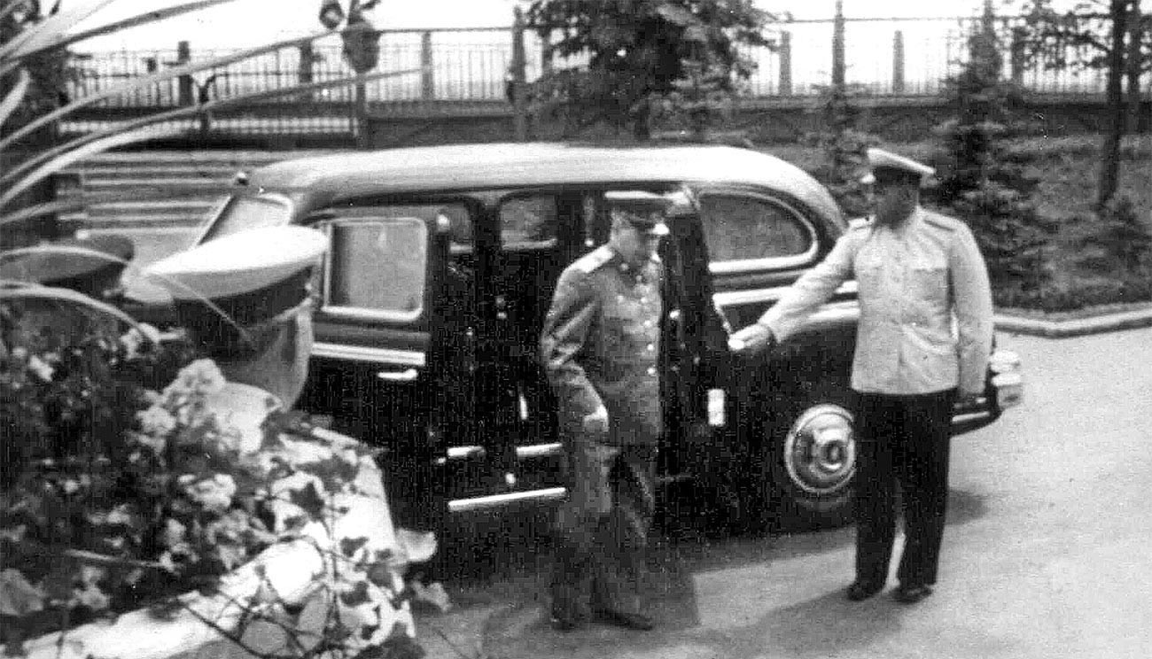 Stalin turun dari mobil limosinnya.