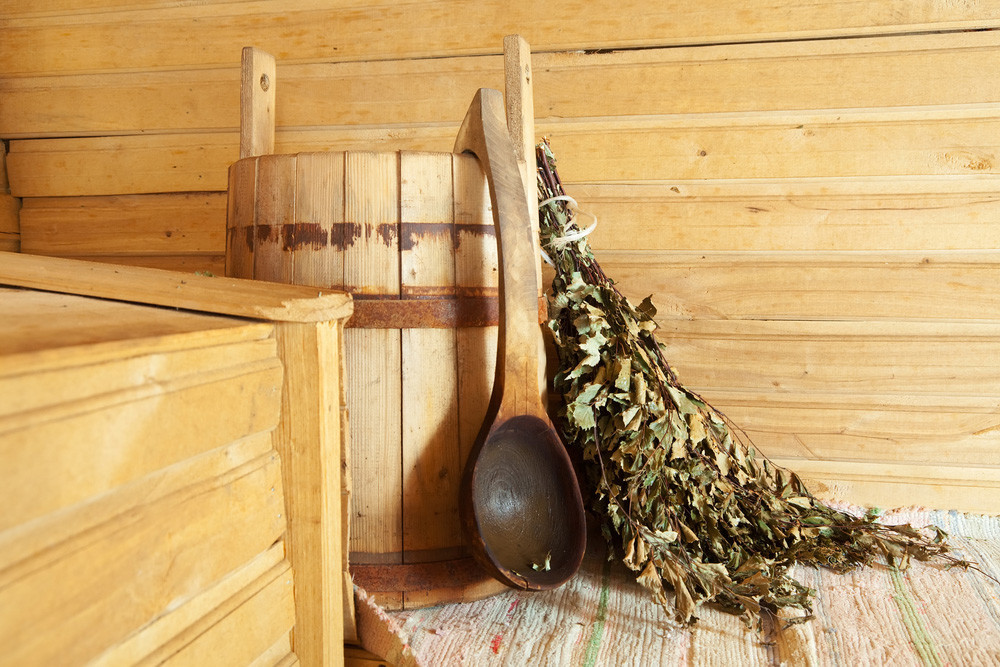 Daun birch yang digunakan untuk dipukul-pukulkan ke bagian tubuh saat mandi uap di banya (sauna) Rusia.