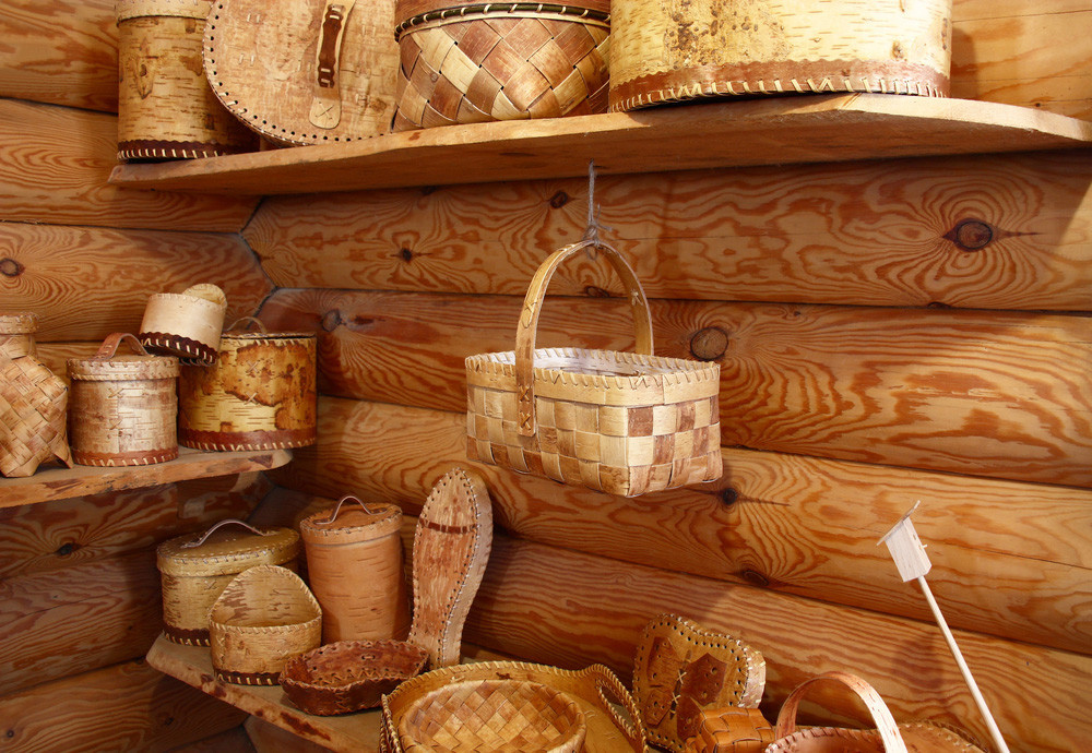 Produk kerajinan tangan berbahan kulit kayu birch 'beresta'.