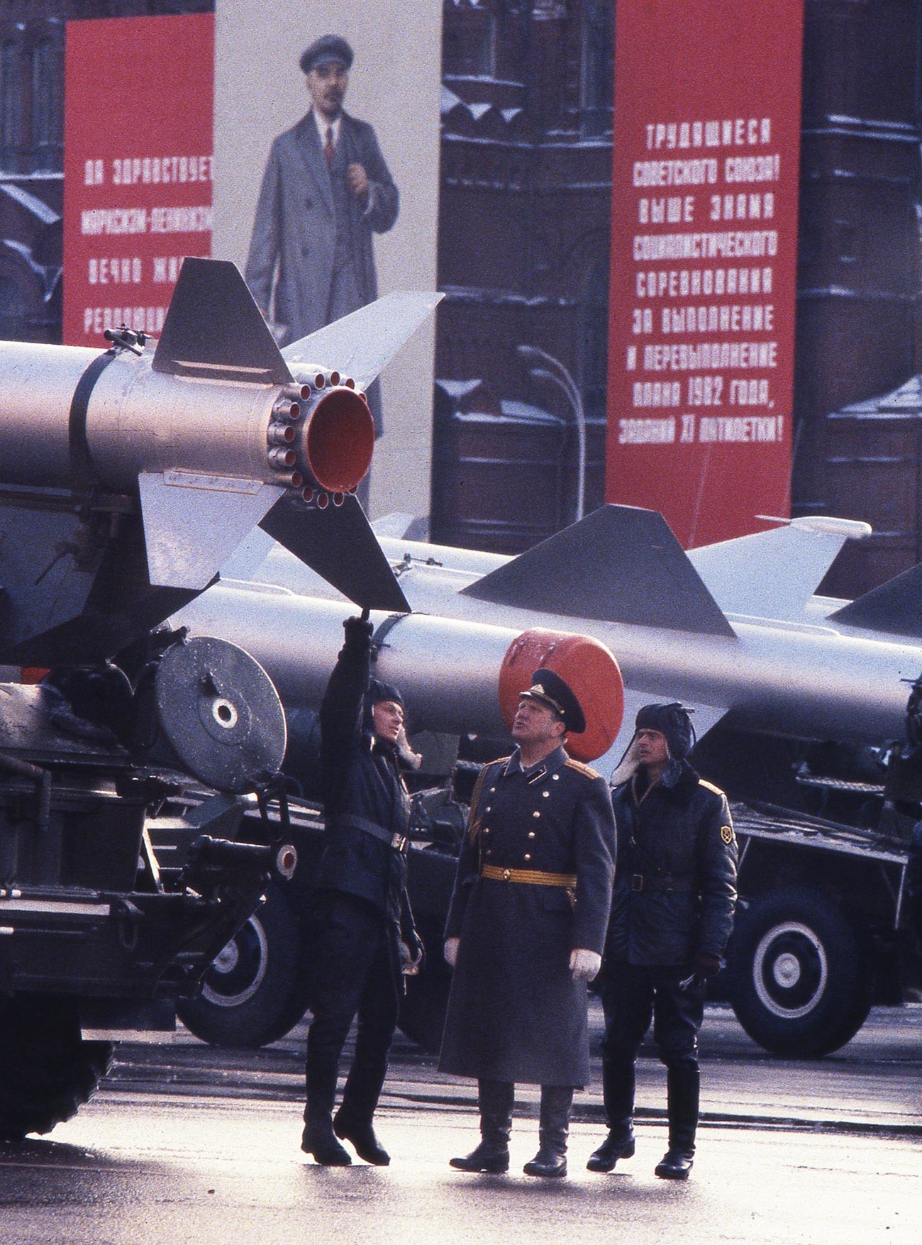 Официр са војницима испод ракете која може да носи нуклеарну бојеву главу пред почетак параде на Црвеном тргу поводом 65. годишњице Октобарске револуције.