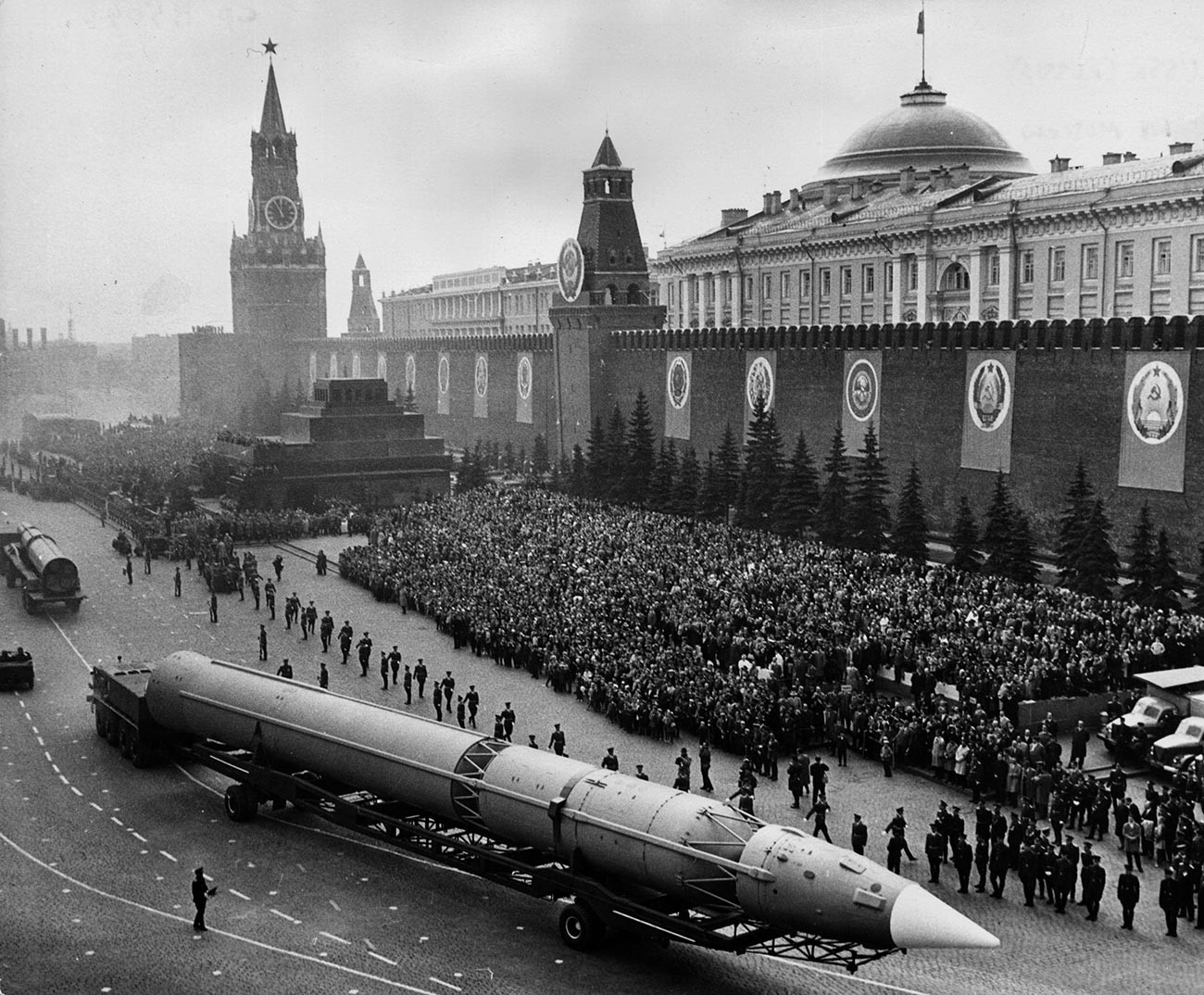 Un missile intercontinental russe traversant la place Rouge pendant le défilé militaire à Moscou marquant le 20e anniversaire de la fin de la guerre en Europe