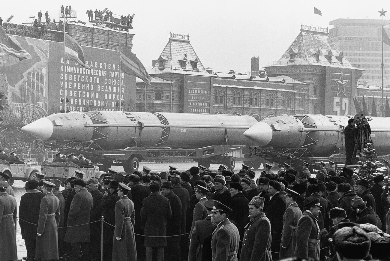 Des Moscovites regardent le défilé des missiles balistiques intercontinentaux le long de la place Rouge à l'occasion de l'anniversaire de la Révolution bolchévique