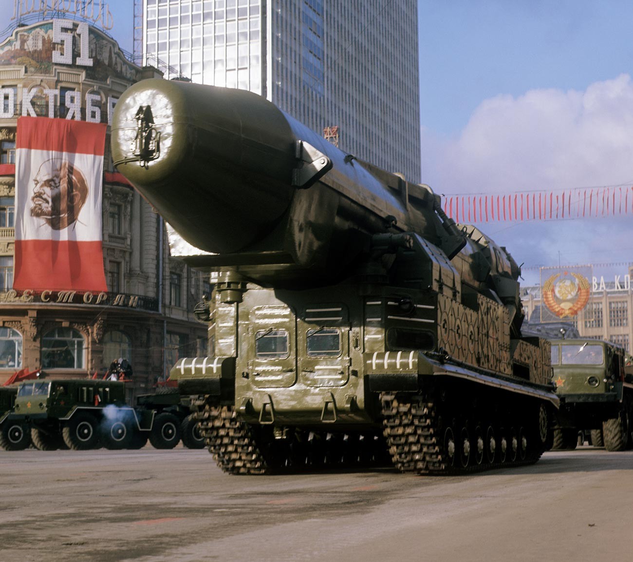 Missiles balistiques avant le défilé militaire en l'honneur du 51e anniversaire de la Révolution d'octobre