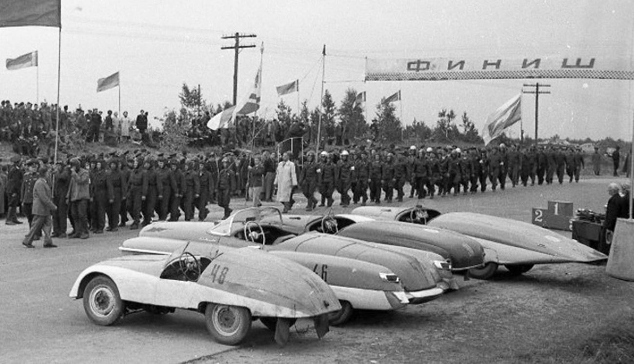 У првом плану тркачки аутомобил „Минск“. Шампионат Совјетског Савеза у ауто-тркама 1956.