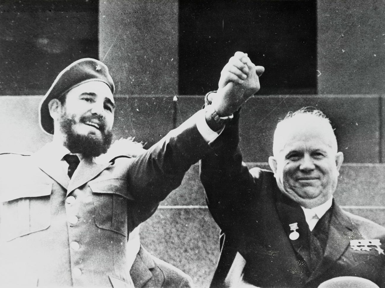 Nikita Hruščov i Fidel Castro na prvomajskoj paradi na Crvenom trgu u Moskvi. 
