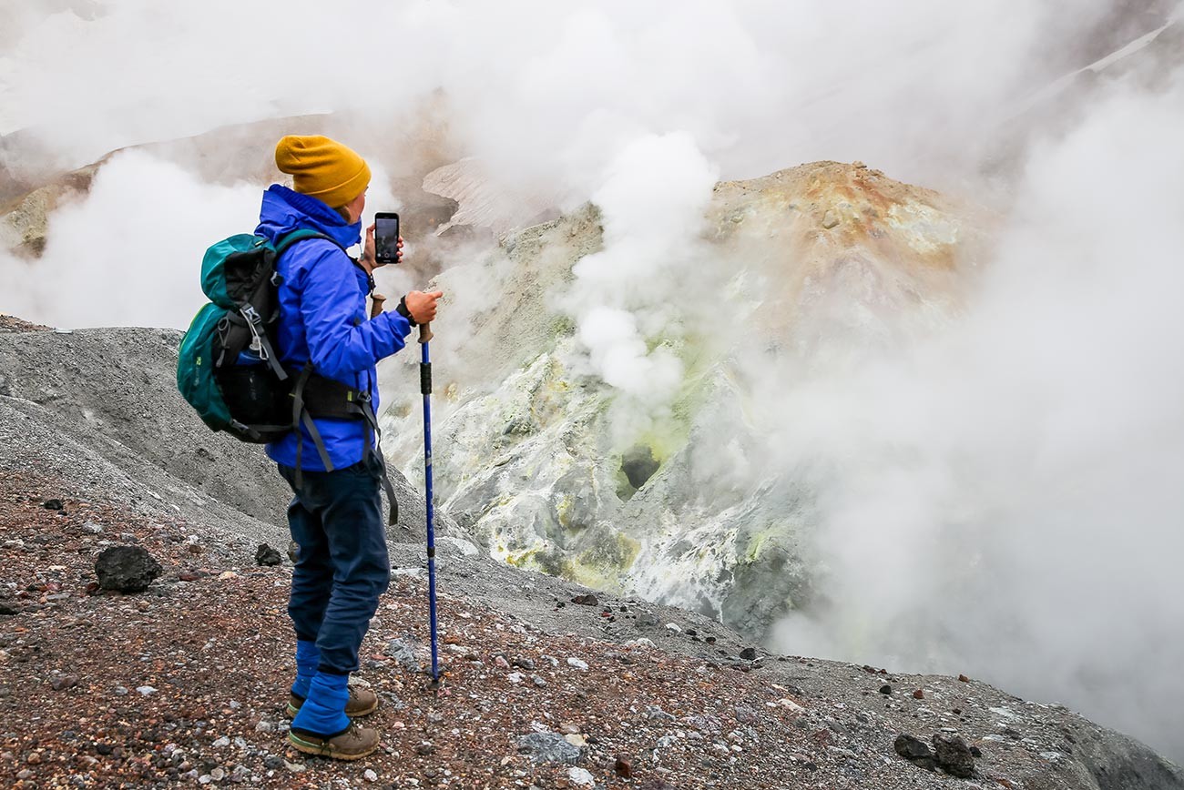 Турист на фумарольном поле в кратере вулкана Мутновский. 