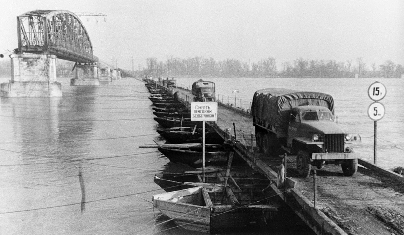Mađarska, Budimpešta. Prelazak sovjetske vojske preko Dunava po pontonskom mostu. 
