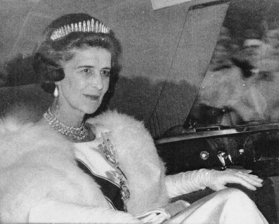 Putri Marina dalam balutan tiara dan mutiara, 1960-an. 
