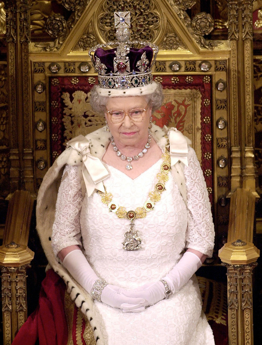 Ratu Elizabeth II saat berada di Parlemen Inggris, London.