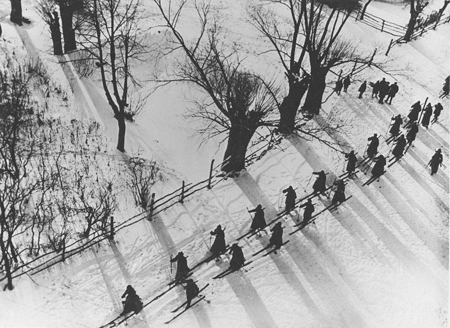 スキーをはいた赤軍の行進、1927