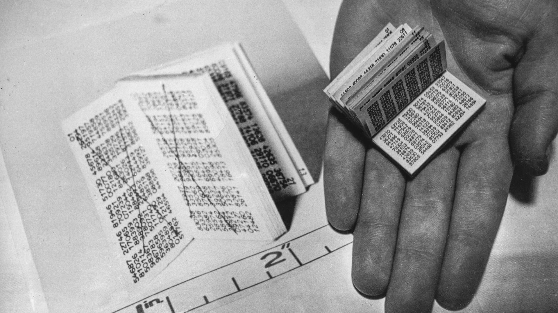 Миниатюрната кодова книга, която съдържа поредица от цифри, която според генералния прокурор сър Елвин Джоунс е била използвана от шпиони за декодиране на съобщения от Москва. Увеличен образ отляво.