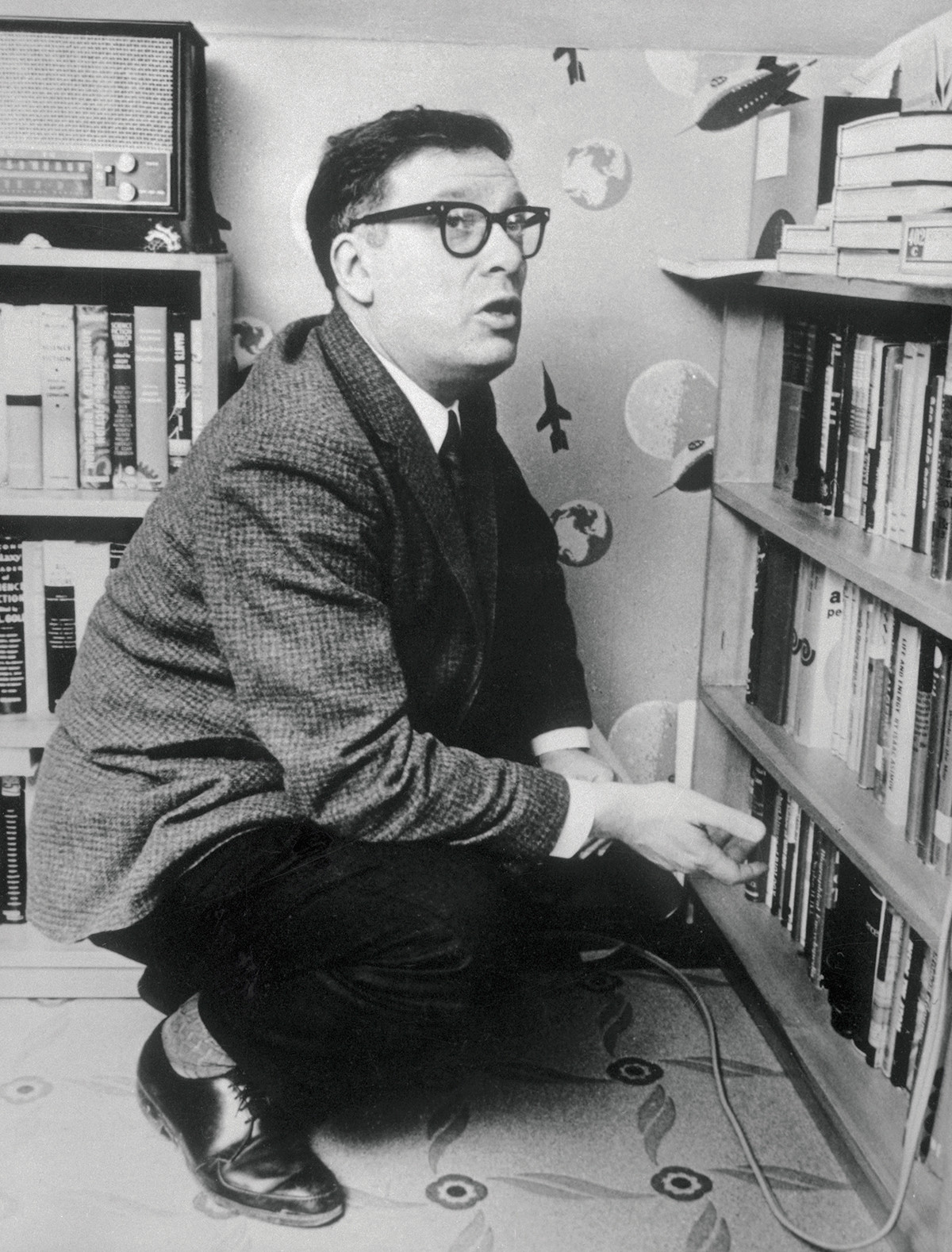 Asimov iniziò a proporre racconti a riviste di fantascienza nel 1939