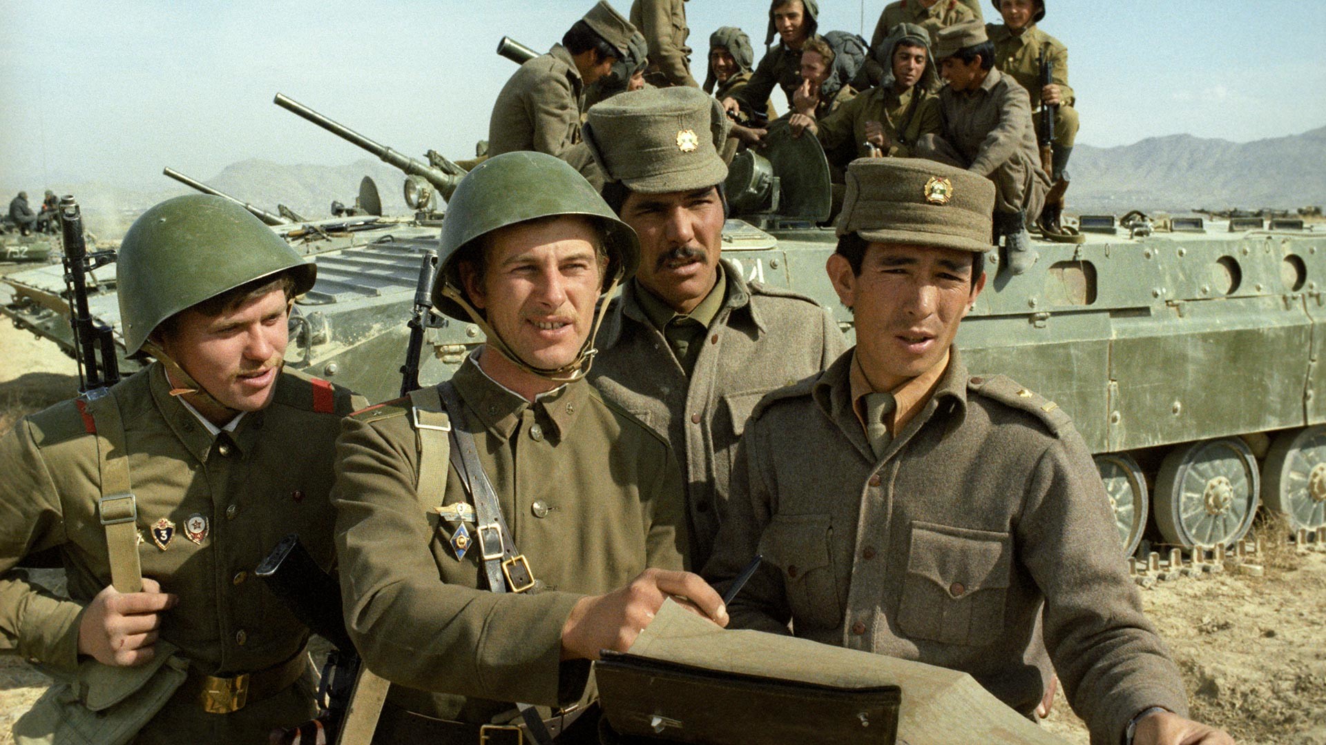 Sovjetski i afganistanski vojnici. 
