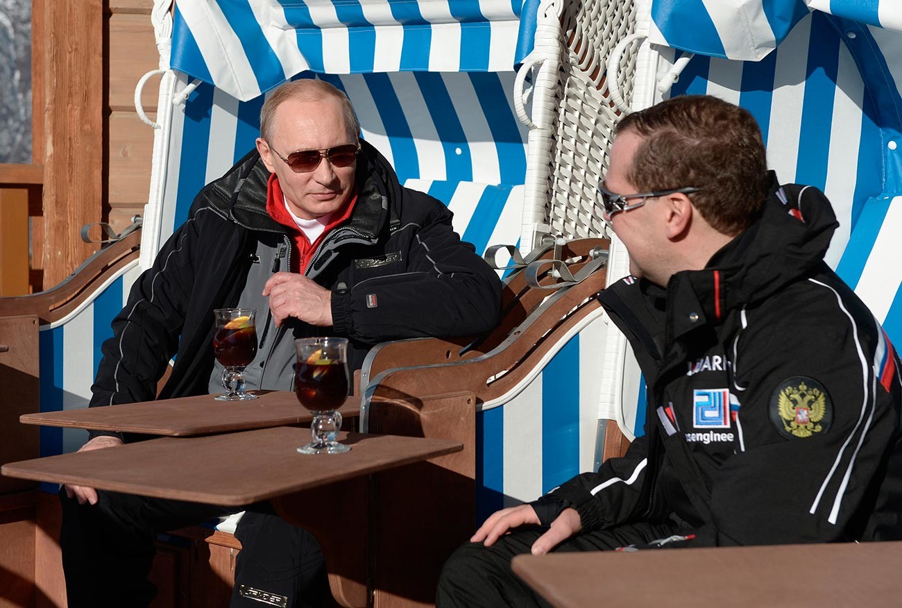 Руският президент Путин и Дмитрий Медведев разговарят по време на посещението си в центъра за ски и биатлон 