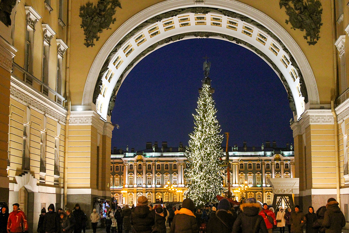 宮殿広場のクリスマスツリー