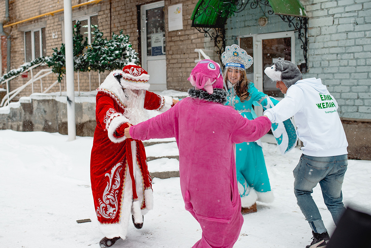 Дед Мороз и Снегурочка с помощниками.