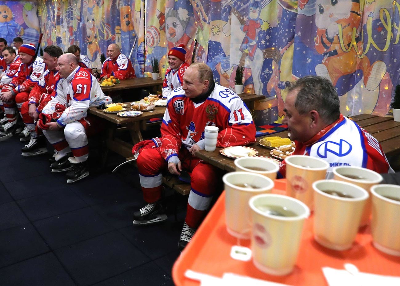 Vladimir Putin all'amichevole di Capodanno del campionato di hockey notturno in Piazza Rossa