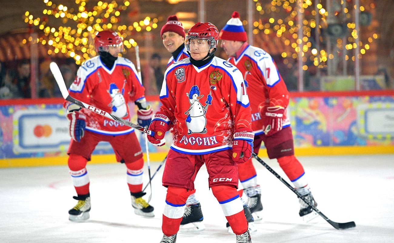 Vladimir Putin all'amichevole di Capodanno del campionato di hockey notturno in Piazza Rossa