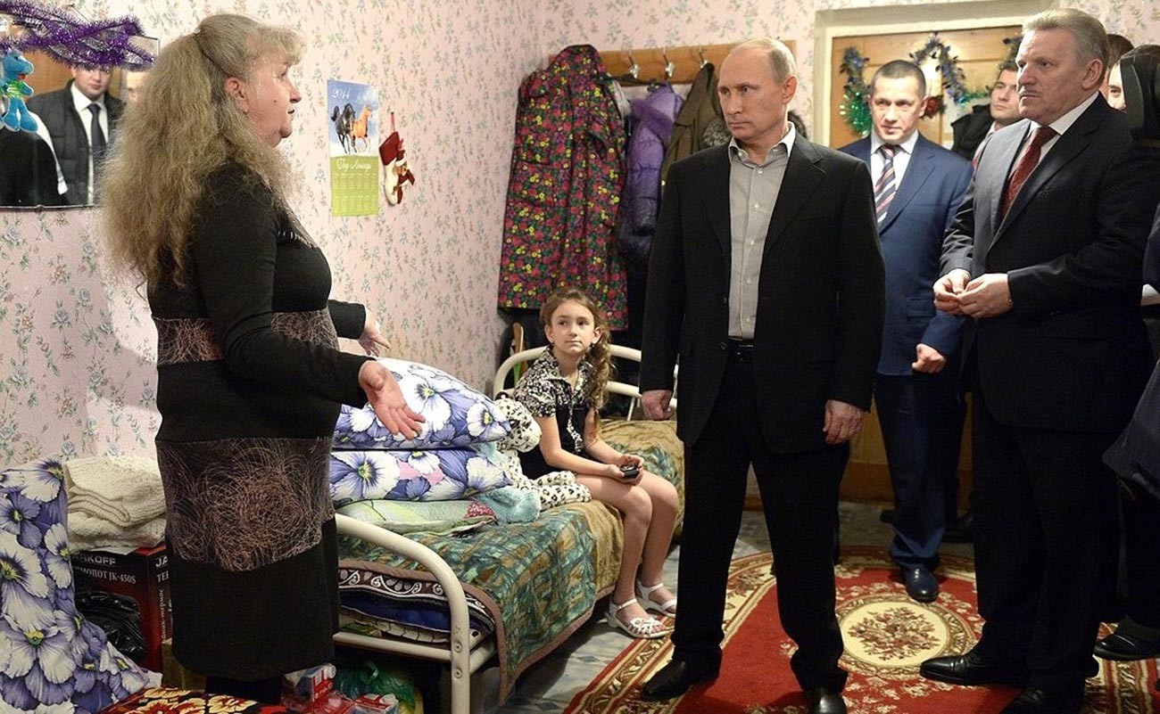 Vladimir Putin a Khabarovsk, dove ha festeggiato il nuovo anno con le vittime dell'alluvione che ha colpito l'Estremo Oriente