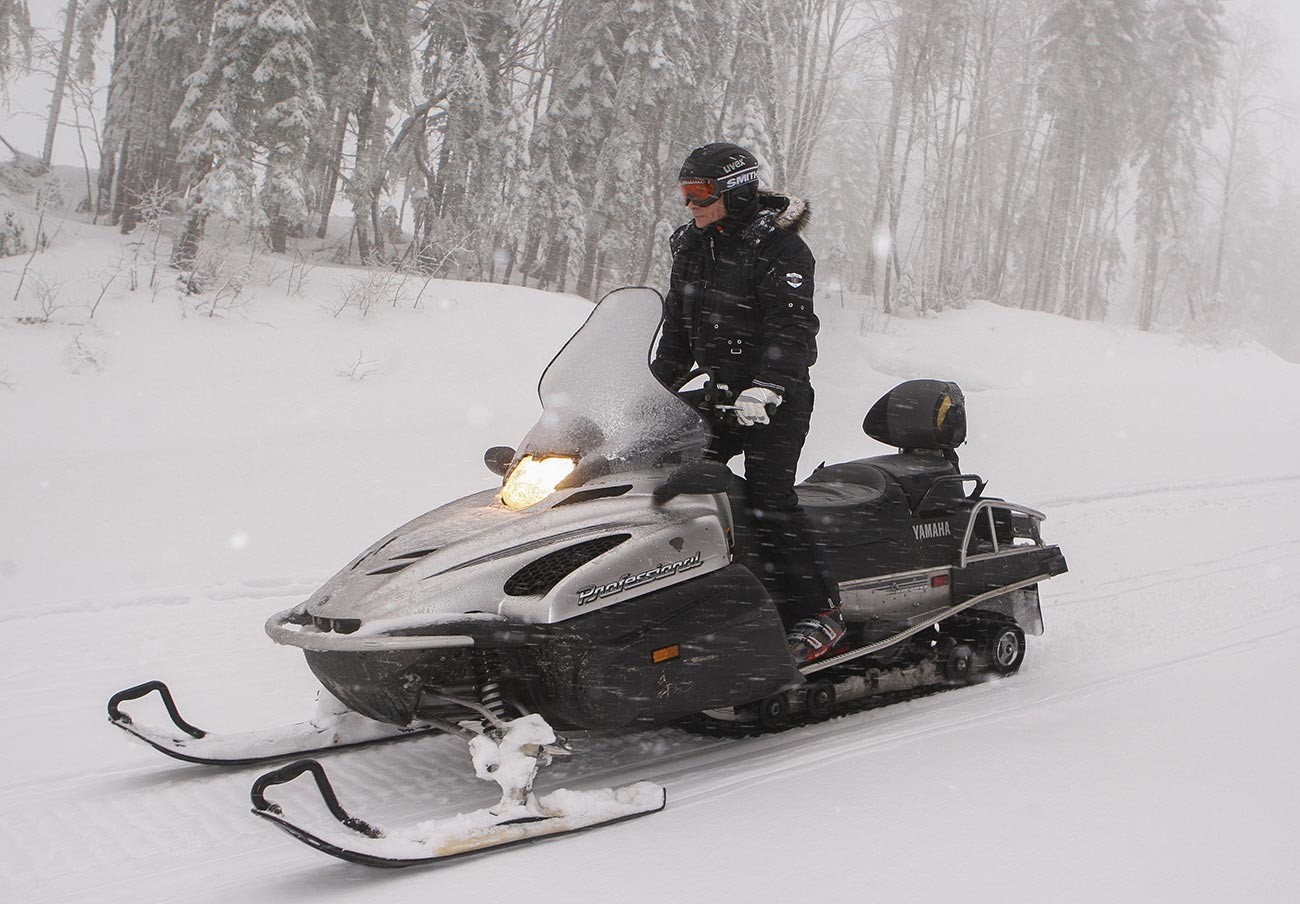 Vladimir Putin guida una motoslitta nella stazione sciistica russa di Krasnaya Polyana, vicino a Sochi