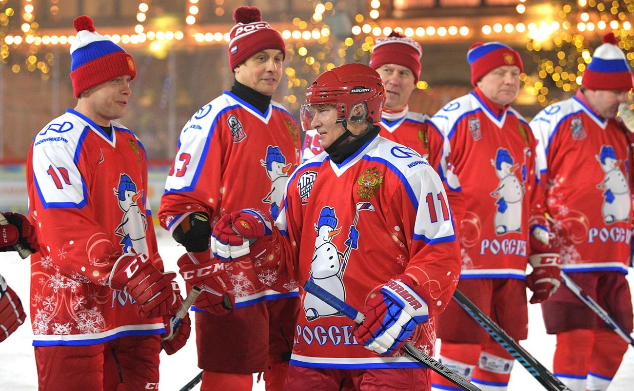 Vladimir Putin mengikuti pertandingan persahabatan malam tahun baru Liga hoki Malam di Lapangan Merah.