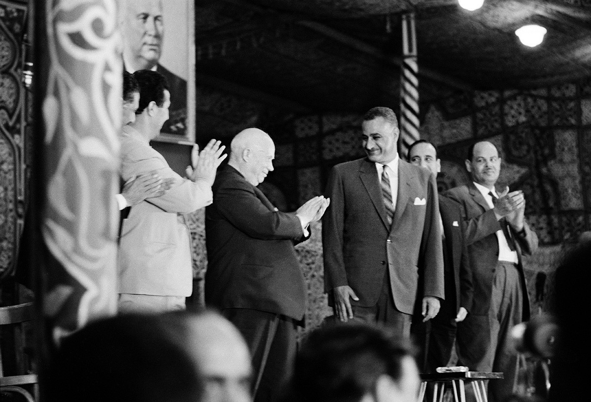 Pemimpin Soviet Nikita Khrushchev (kedua dari kanan) bersama Presiden Mesir Gamal Abdel Nasser (kanan) saat berkunjung ke Kairo, Mesir, Mei 1964.
