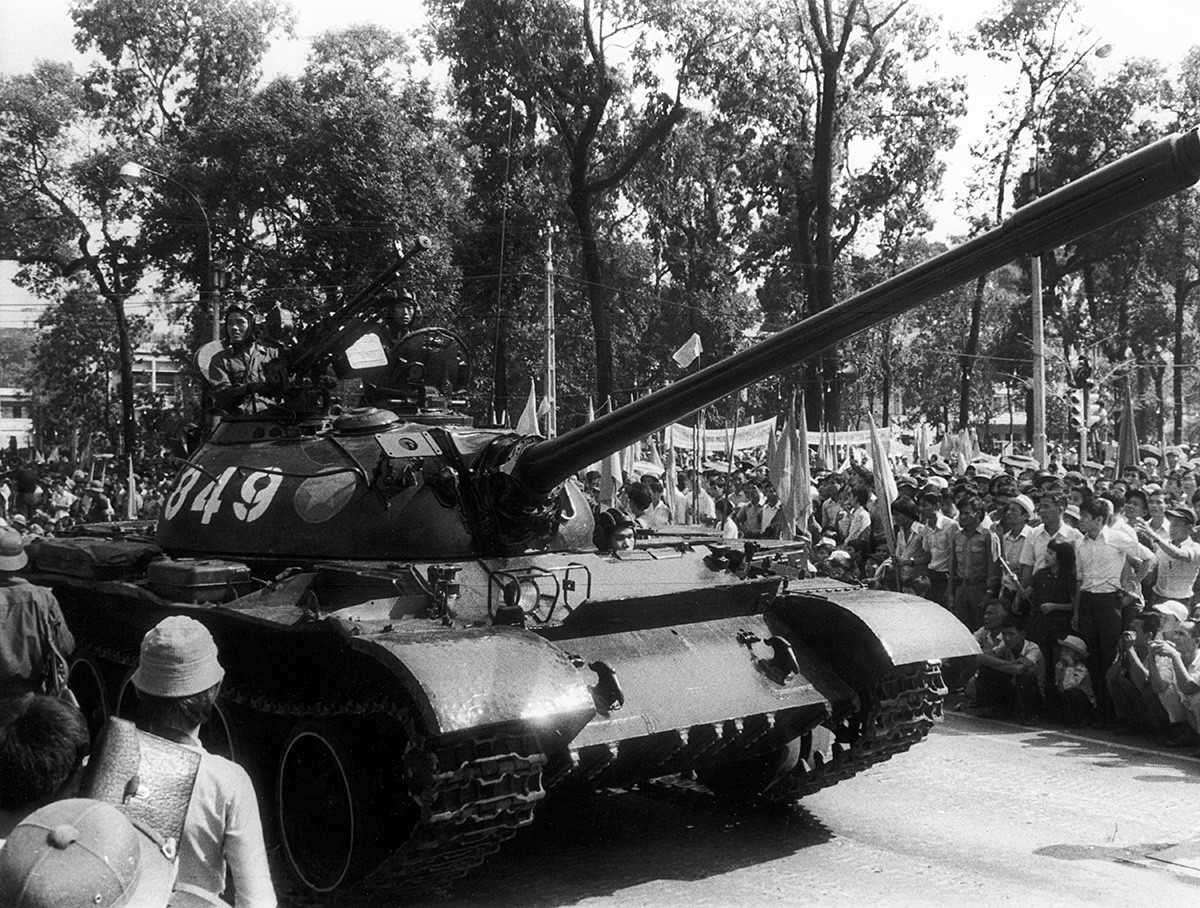Tank Soviet melintas dalam parade kemenangan di Saigon, 15 Mei 1975.