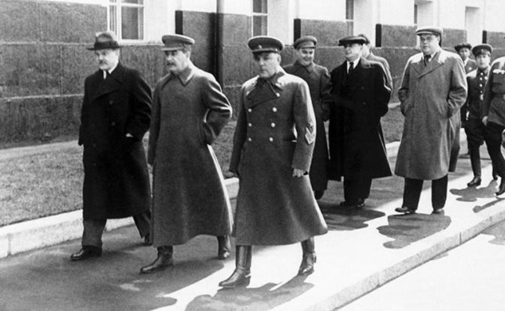 Первая шеренга: Молотов, Сталин, Ворошилов; вторая шеренга - Маленков, Берия, Щербаков.