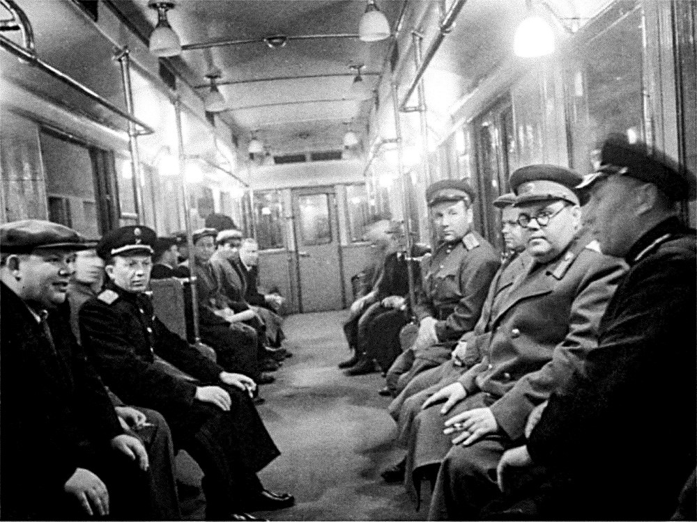 Щербаков (второй справа) принимает новую станцию московского метро «Электрозаводская», 1944 г.