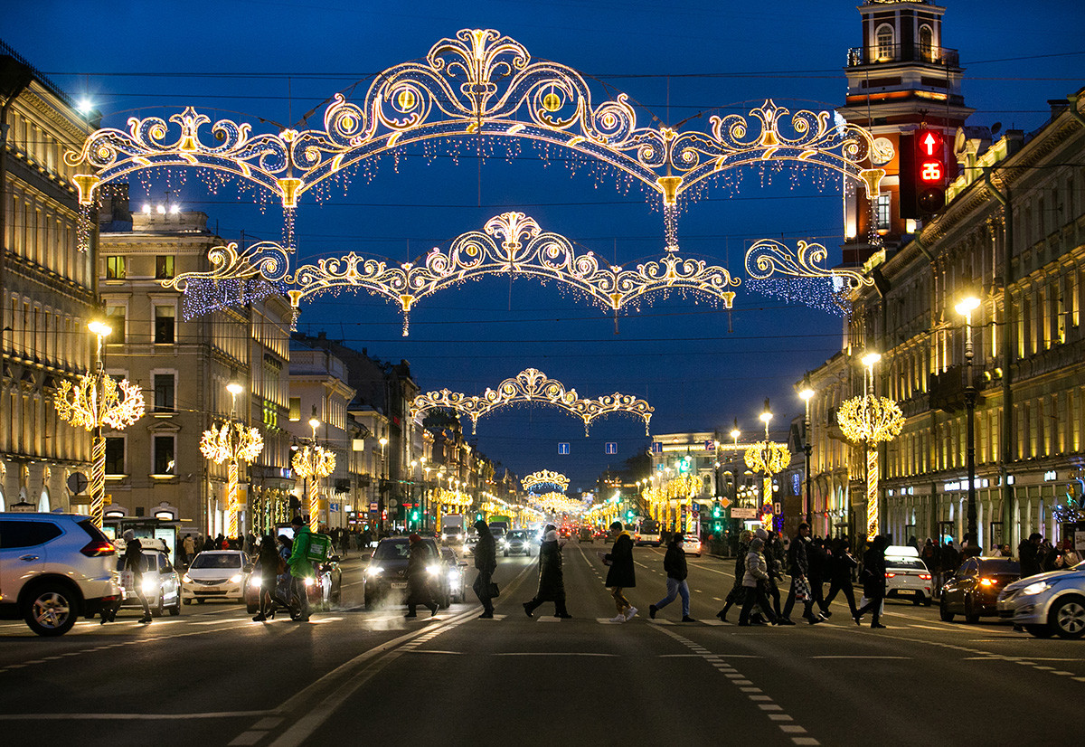 L’avenue principale de Saint-Pétersbourg, la perspective Nevski, est tout simplement rayonnante !