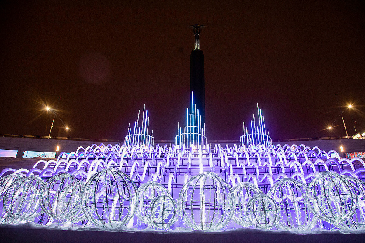 La plus grande fontaine lumineuse d'Europe est décorée pour le Nouvel An près des berges de la Volga.