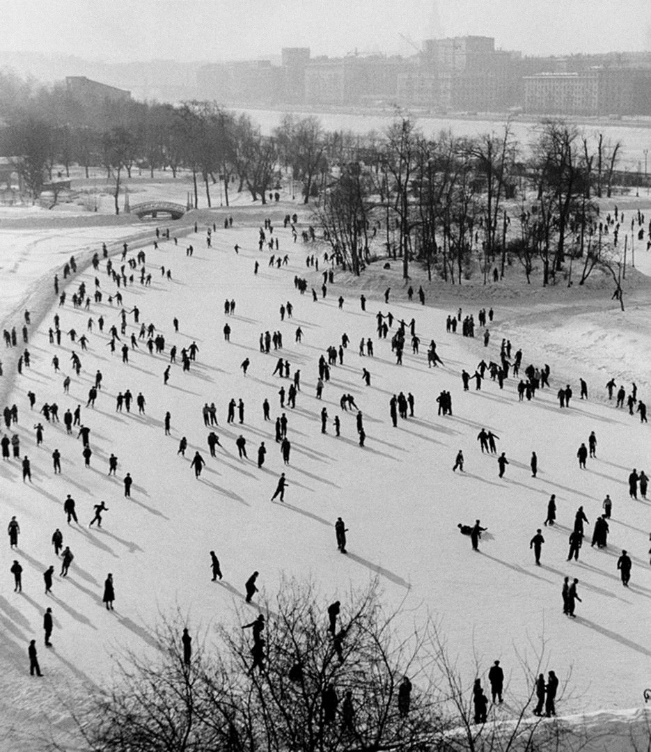 Pista de patinaje en el Parque Gorki en Moscú, 1950.