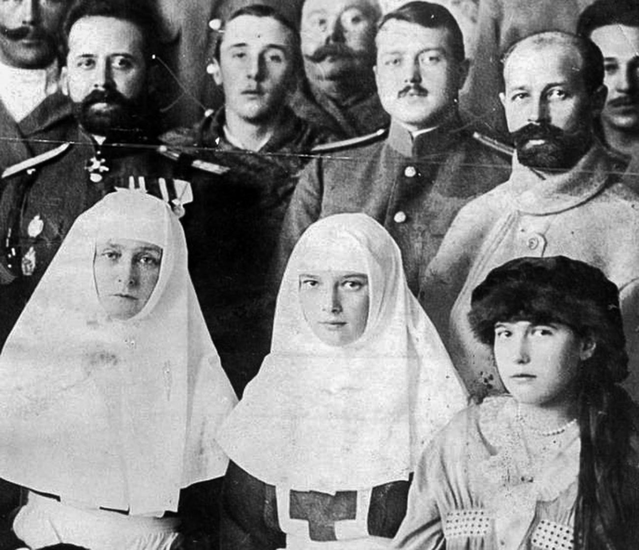 Pemarisuri Aleksandra beserta kedua putrinya, Tatiana dan Anastasia, selama Perang Dunia I.