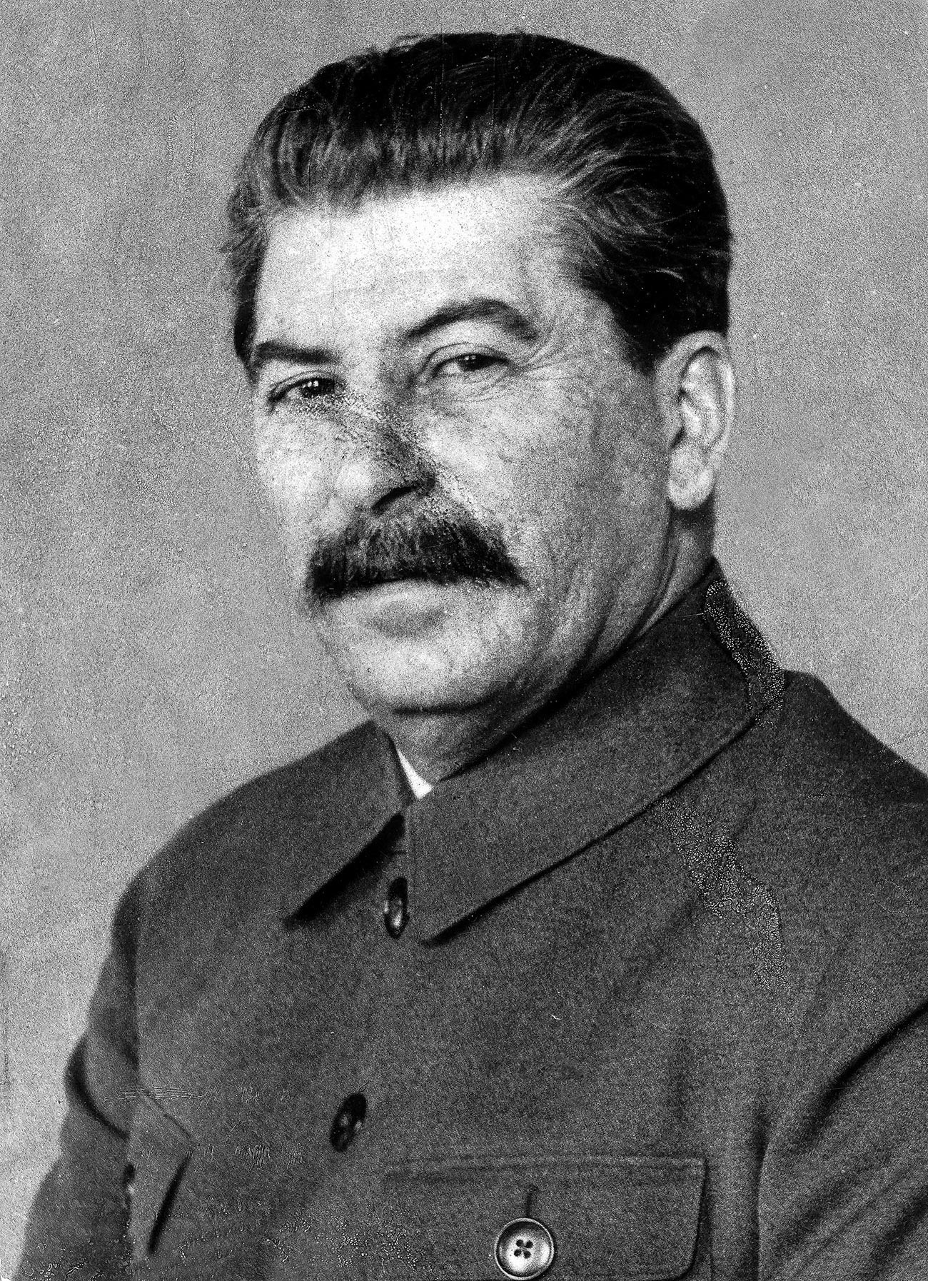 Ini adalah salah satu foto Stalin yang langka, yang memperlihatkan bopeng di wajahnya dengan jelas.