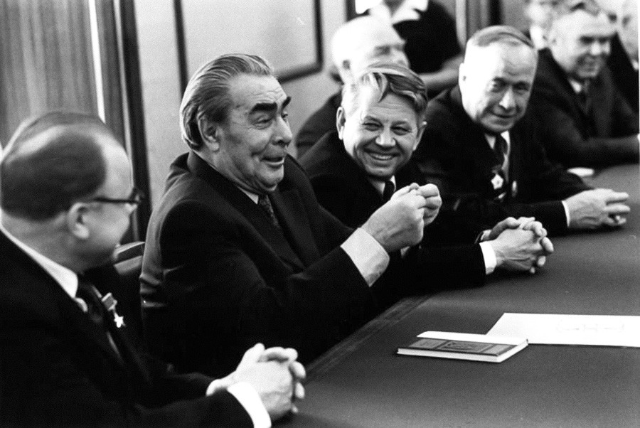 Leonid Brejnev et des stakhanovistes, ces super-travailleurs soviétiques, années 1970

