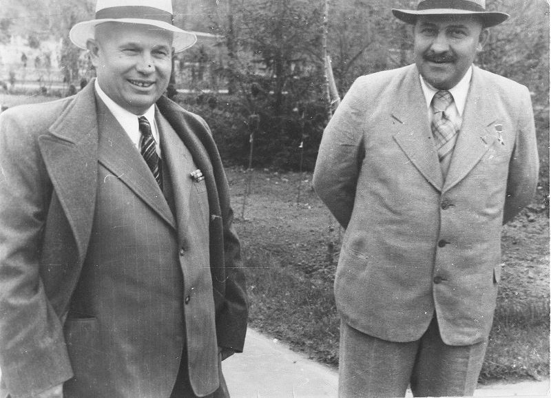 Nikita Khrouchtchev et le ministre soviétique Lazare Kaganovitch en promenade, années 1950

