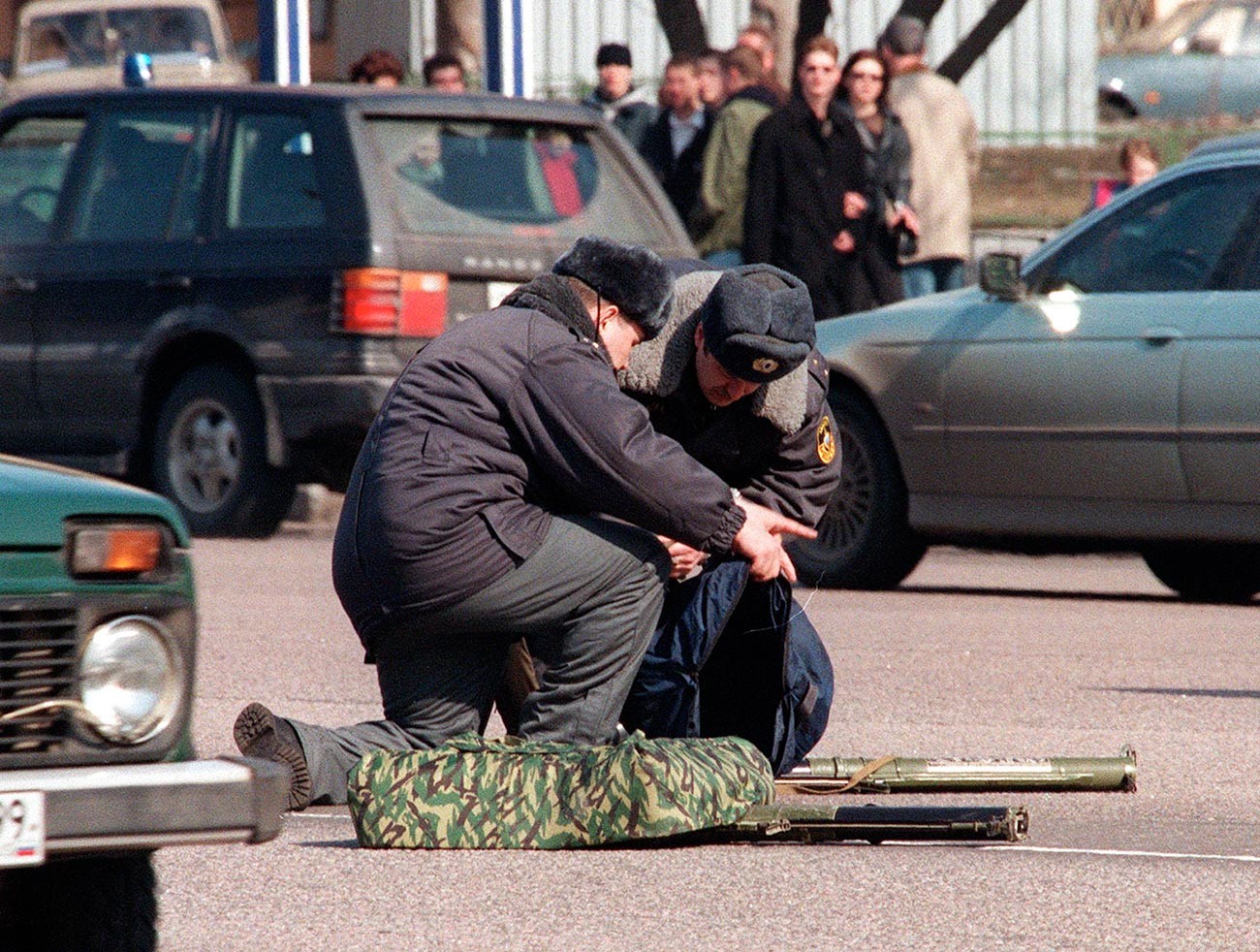 Deux policiers devant l'ambassade des États-Unis à Moscou, le 28 mars 1999