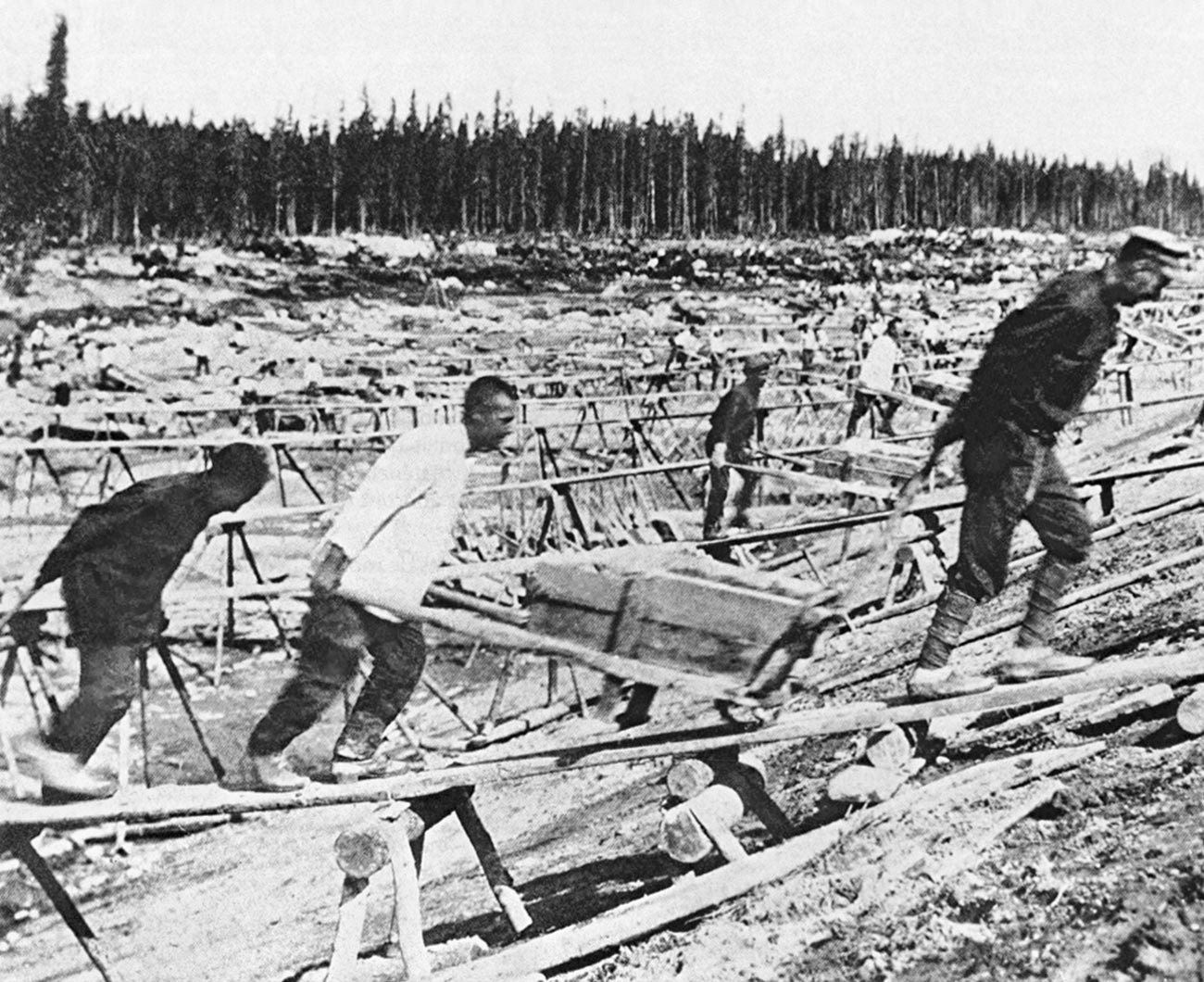 Des prisonniers soviétiques lors de la construction du canal reliant les mers Blanche et Baltique