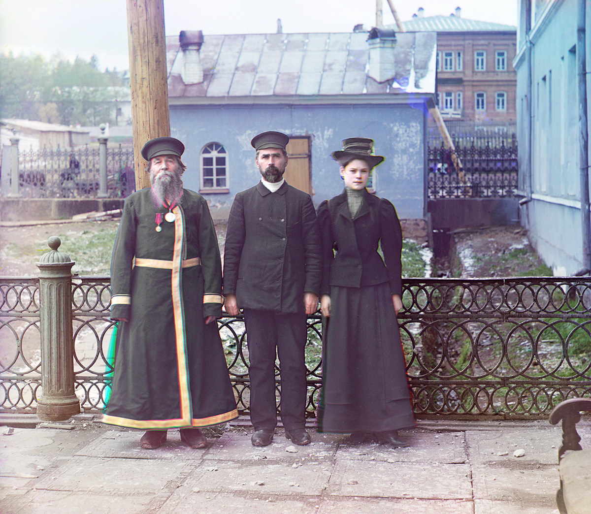 « Trois générations ». A. P. Kalganov avec son fils et sa petite-fille à l'usine d'armement