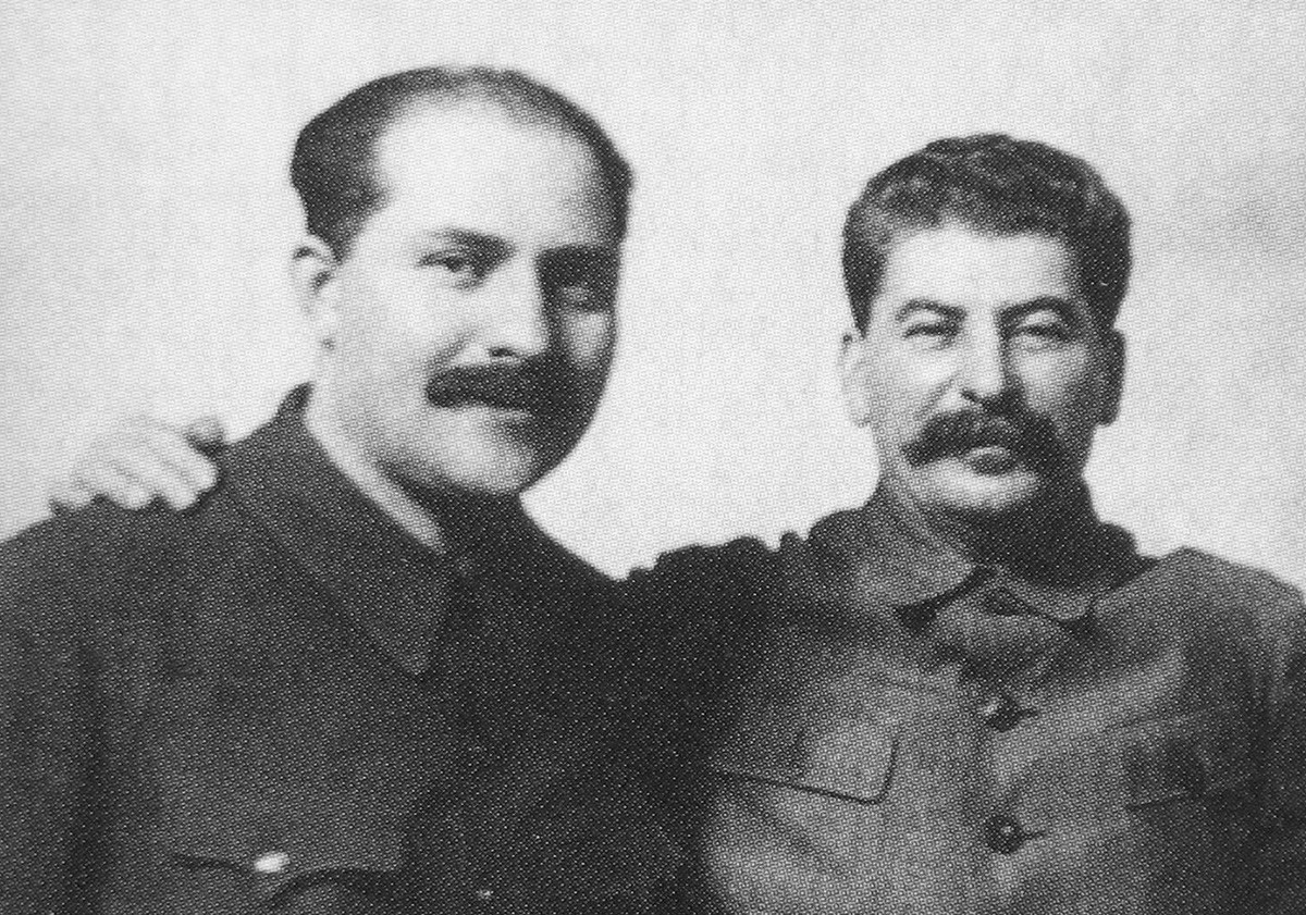 ラーザリ・カガノーヴィチ（左側）とヨシフ・スターリン