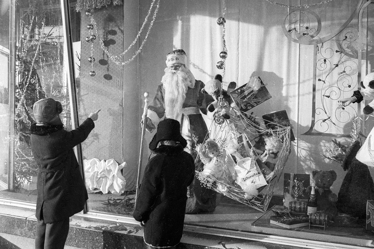  Des enfants devant une vitrine la veille du Nouvel An, 1971 