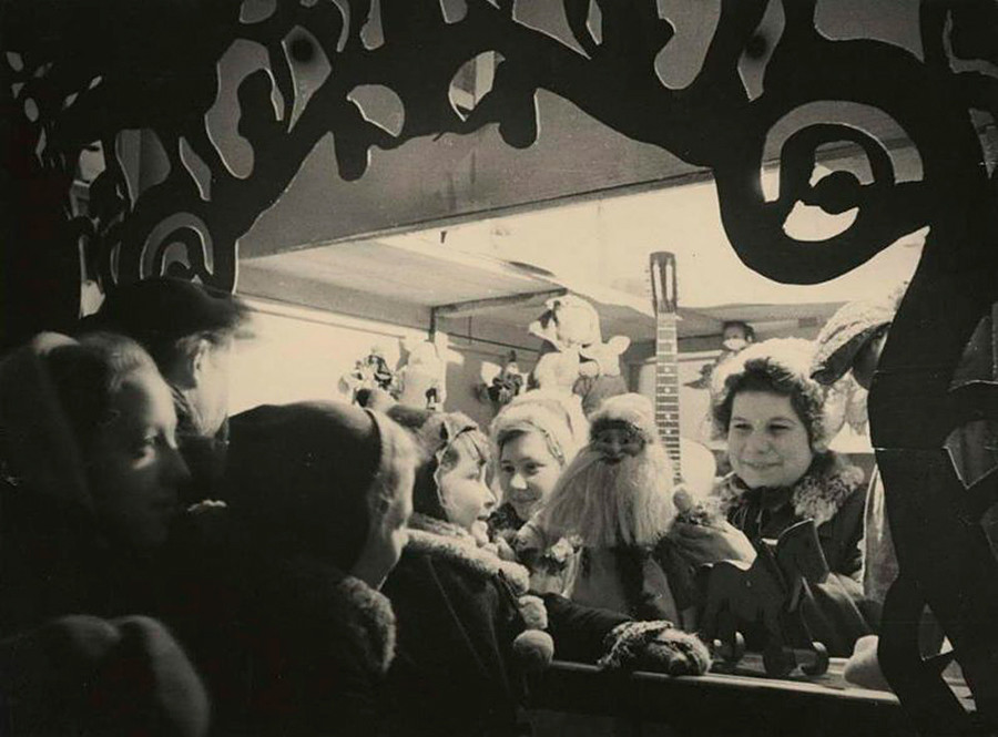 Étalage vendant des boules de Noël, 1949 
