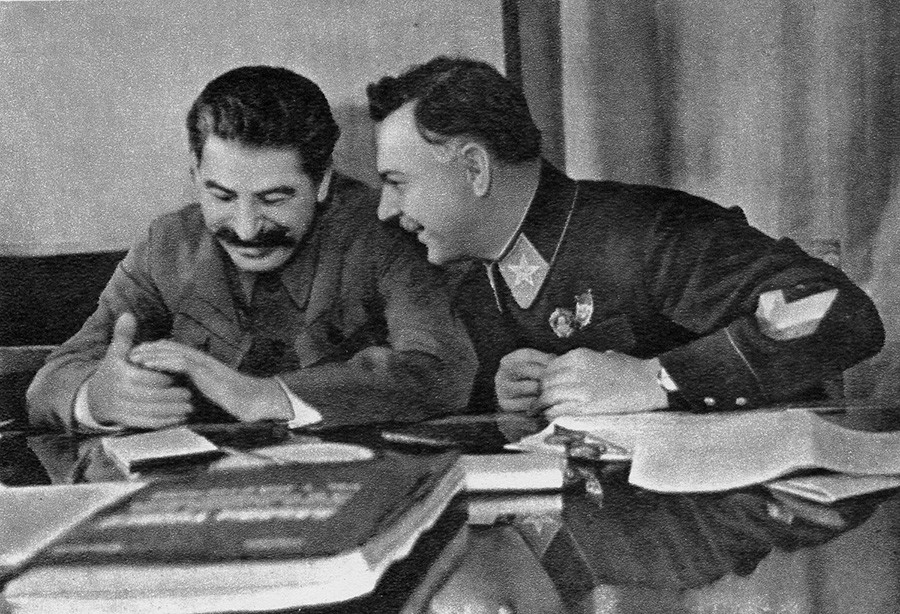 Joseph Stalin (a sinistra) con il commissario del popolo per la difesa dell’URSS Kliment Voroshilov