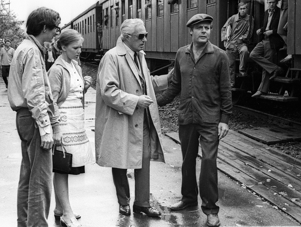De droite à gauche : Marcello Mastroianni, Vittorio de Sica et l'actrice soviétique Lioudmila Savelieva lors du tournage des Fleurs du soleil 