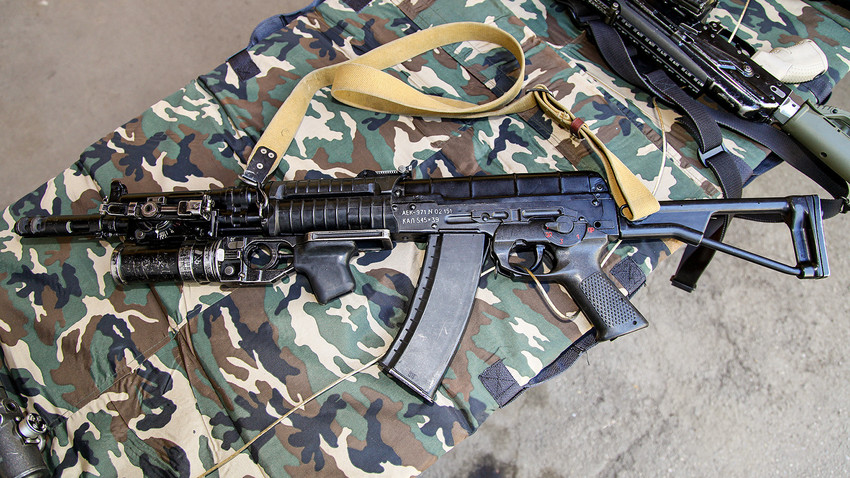 Automat AEK-971 kalibra 5.45x39 mm s podcijevnim bacačem granata GP-25. 