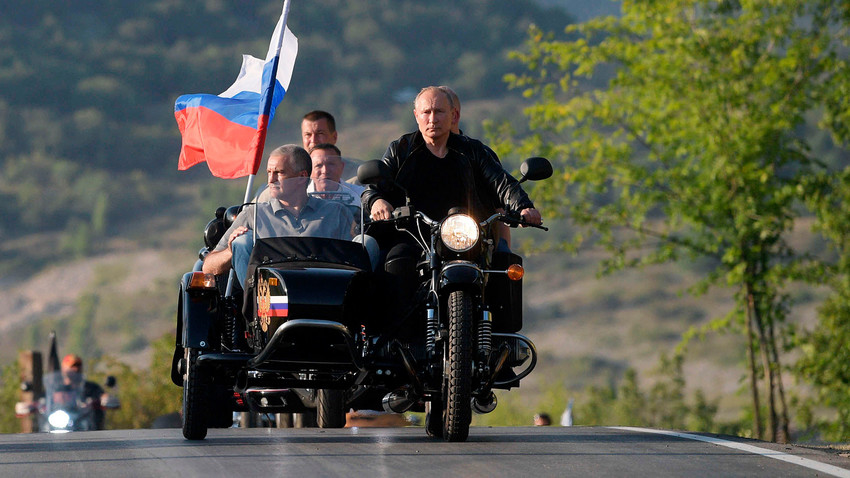 Руският президент Владимир Путин на мотоциклета "Урал" на международното мото шоу "Сянката на Вавилон", организирано от мотоклуб "Нощни вълци"
