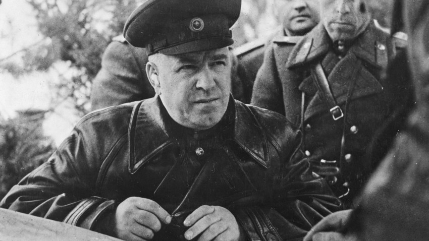 Маршалот Георгиј Константинович Жуков, командант на советските единици на Првиот белоруски фронт, на своето командно место, Русија, почеток на 20 век.