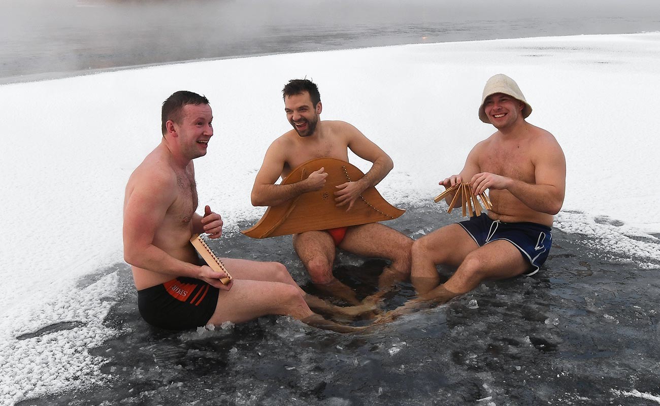Членове на клуба за втвърдяване на семейство Крепиш в ледена дупка на Енисей в Красноярск.