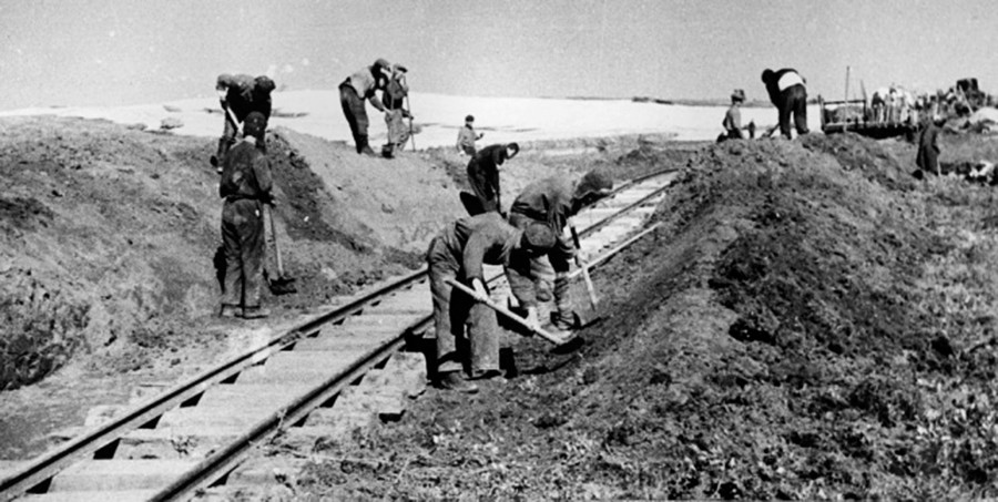 Para tahanan tengah membangun rel kereta api di Siberia.